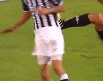 La suela del defensor, entera sobre el cuerpo de su rival