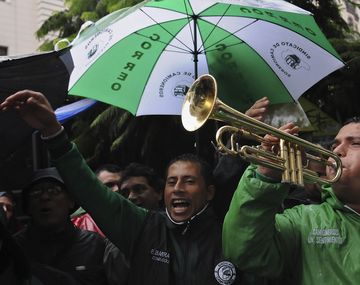 Marchan camioneros por una investigación contra Moyano