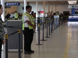 Se iba de vacaciones a Estados Unidos pero no pudo abordar porque debía casi $200 mil de cuota alimentaria