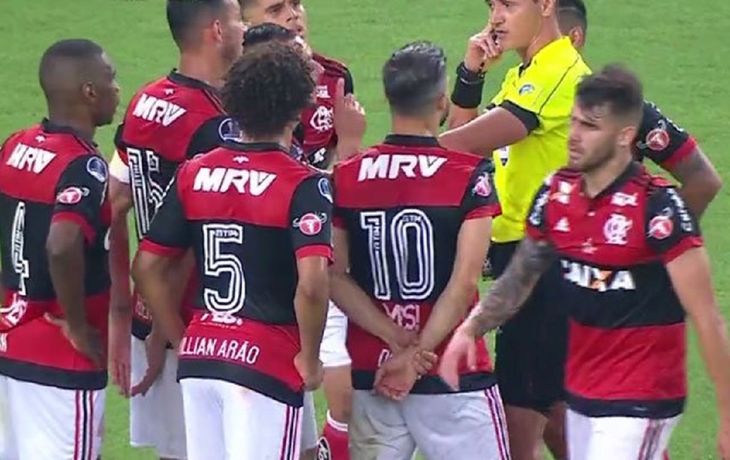 Los jugadores del Flamengo protestan tras el penal para Independiente