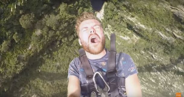 VIDEO: De la adrenalina y felicidad a perder el celular en un segundo