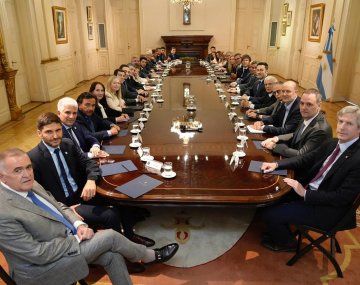 Reunión entre Javier Milei, su gabinete y gobernadores aliados.