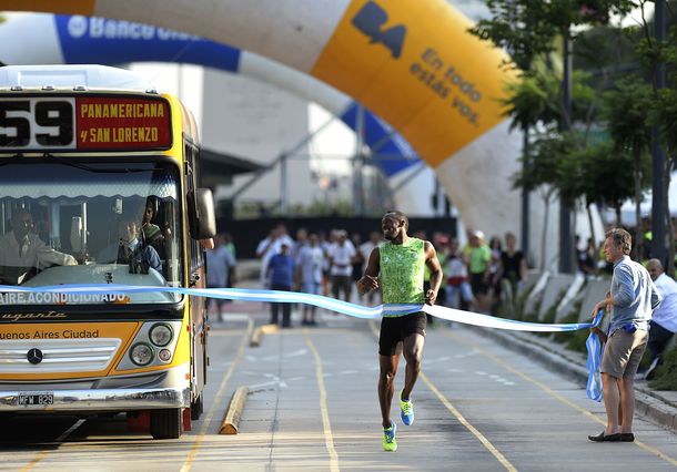 Usain Bolt superó al Metrobús en una breve exhibición