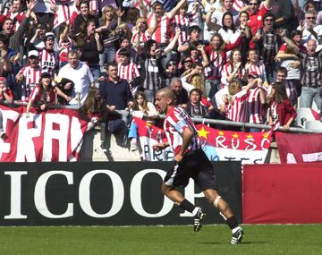 La Bruja Verón festejando un gol en sus épocas de futbolista. ¿Vuelve?