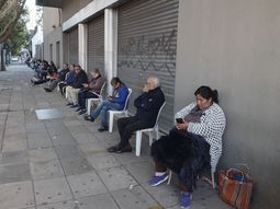 Sillas y distancia en las filas de jubilados sin tarjetas de d&eacute;bito