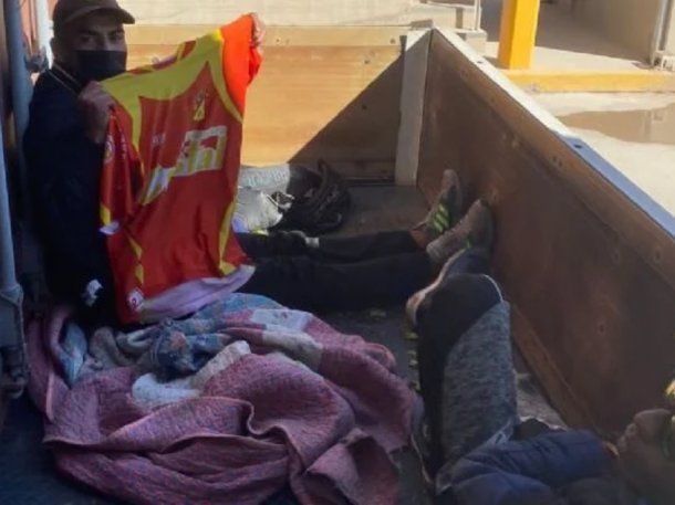 Aduana detectó el ingreso ilegal de dos colombianos en un camión: venían a ver a Boca