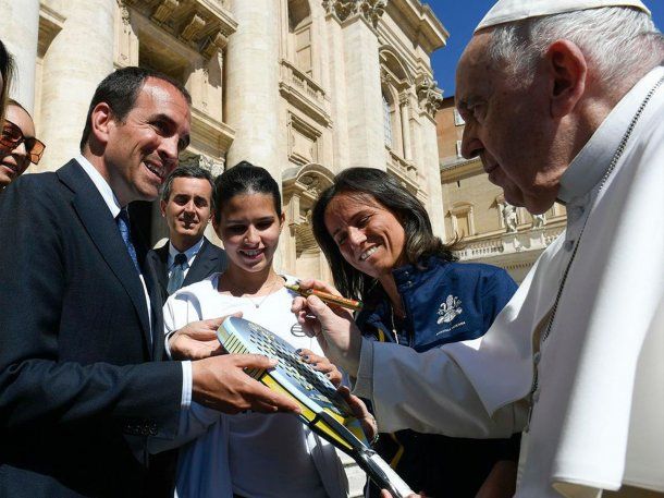 Francisco firmó una paleta de pádel para un remate solidario