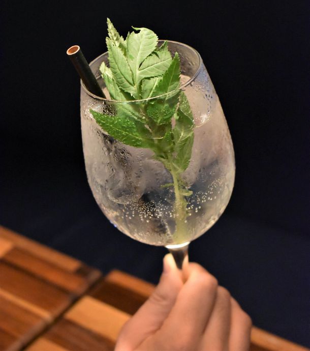 Una bebida cítrica, apenas dulce y fresca, a base de gin, tónica, leche de coco y maracuyá, por el equipo de barra de La Pescadería Una bebida cítrica, apenas dulce y fresca, a base de gin, tónica, leche de coco y maracuyá, por el equipo de barra de La Pescadería