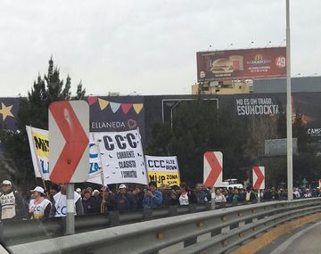 Desalojan con carros hidrantes a jubilados