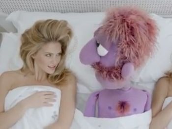 Bar Refaeli, censurada en Israel por propasarse con un títere en una publicidad