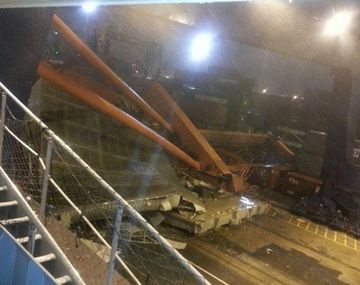 Cayó una grúa sobre un barco en el puerto