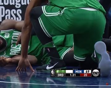 Horror en la NBA: un jugador casi se desnuca luego de una volcada