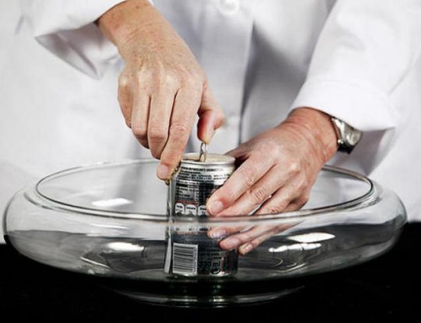 Científicos descubren un truco para abrir las latas de gaseosa sin que se derrame