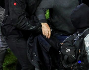 El dirigente fue sacado por las fuerzas de seguridad