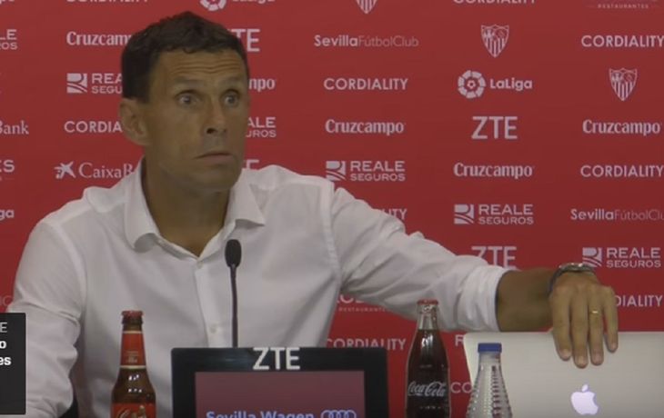 Indignado, un DT llevó su PC a la conferencia para dejar en evidencia al árbitro