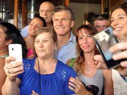 Macri en Lanús junto a Vidal y Grindetti.