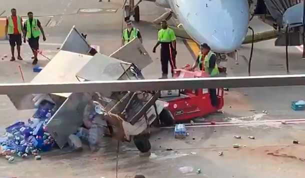 Viral: un carrito fuera de control causa estragos en un aeropuerto de Chicago