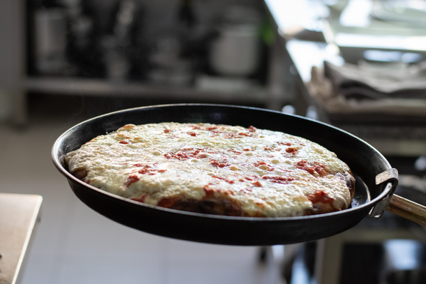 La pizza grande de muzzarella al molde es una de las preferidas por los argentinos La pizza grande de muzzarella al molde es una de las preferidas por los argentinos
