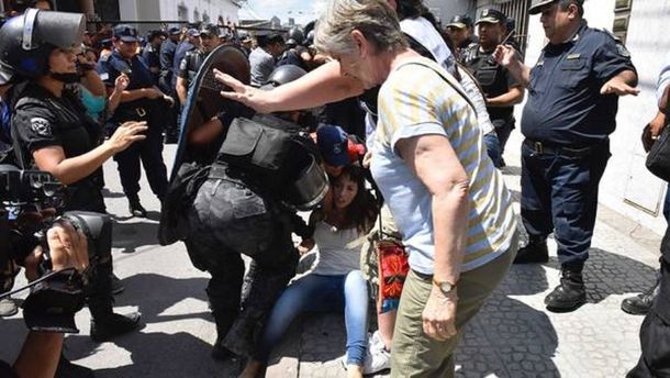 Dipuatada Mayra Mendoza fue golpeada por la policía