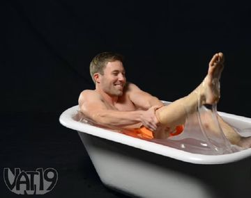 Esto fue lo que pasó cuando se metió en una bañadera llena de vidrio líquido