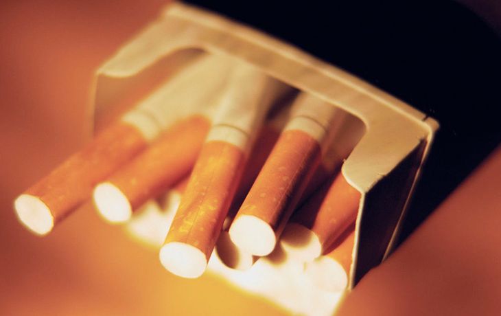 Le agarró cáncer de garganta y mató al amigo que lo introdujo al cigarrillo