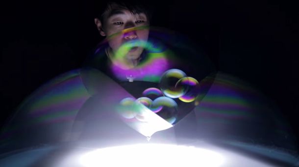 Mirá el video de un mago que sorprende por su destreza con las burbujas