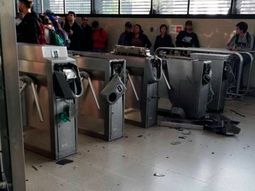 Masivas protestas en Santiago de Chile por el aumento del subte