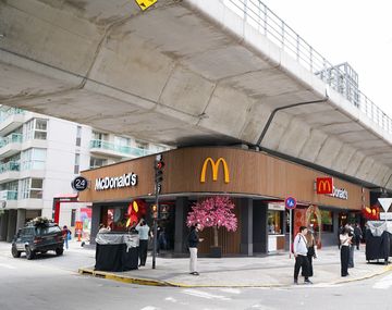 McDonalds inauguró nuevo local en el Barrio Chino