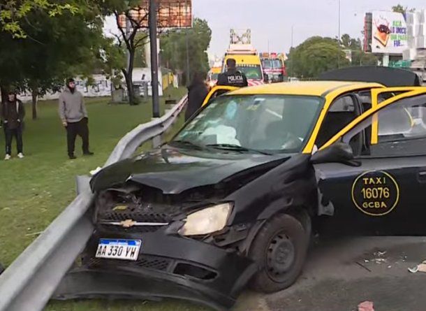 Fuerte choque entre un taxi y un auto en avenida Lugones dejó tres heridos