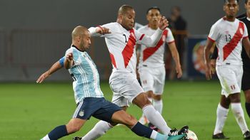 Mascherano entregó mal la pelota y la jugada terminó en el penal de Funes Mori. Mascherano entregó mal la pelota y la jugada terminó en el penal de Funes Mori.