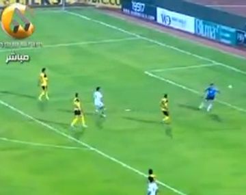 Un arquero se confió demasiado y recibió el gol más tonto