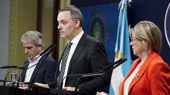 sobresueldos y riesgo adorni: las preguntas que incomodaron al jefe de gabinete y a caputo