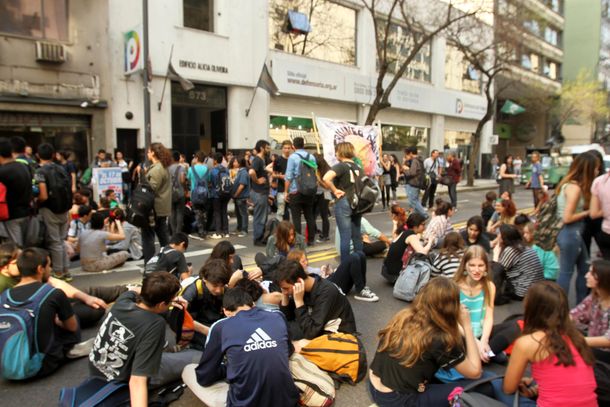La Ciudad se reunió con los alumnos y les pidió que levanten las tomas