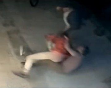 Dueño de un bar tackleó a delincuente que le robó a una clienta en Las Cañitas