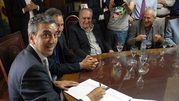 tren a la plata: randazzo firmo adjudicacion tren a la plata: randazzo firmo adjudicacion