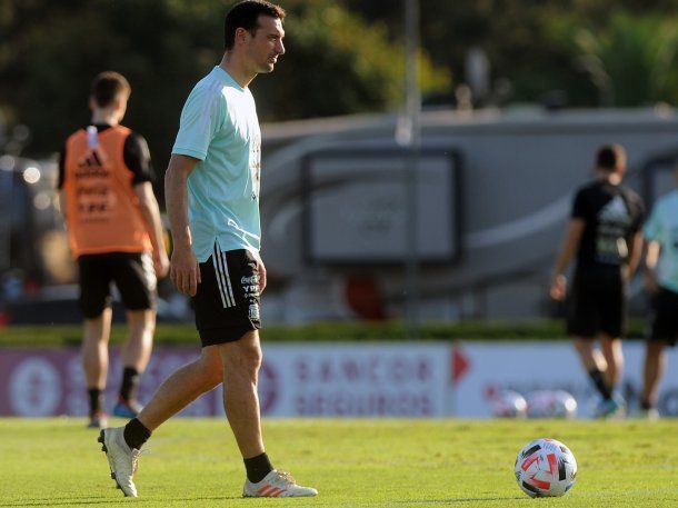Lionel Scaloni viaja a España para reunirse con los seleccionados que enfrentarán a Italia