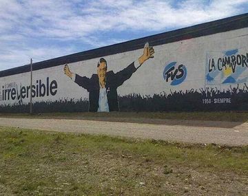 La Cámpora pintó un mural junto a los restos de Néstor