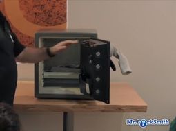 un cerrajero experto abrio una caja fuerte solamente con una media y un iman un cerrajero experto abrio una caja fuerte solamente con una media y un iman