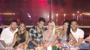 Messi y Antonella con amigos en Barcelona. Messi y Antonella con amigos en Barcelona.