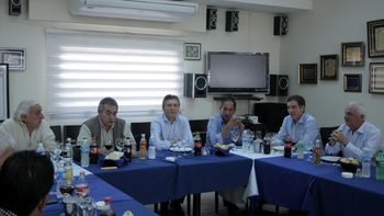 macri seduce a gremios con garantia de paritarias y modificacion de ganancias macri seduce a gremios con garantia de paritarias y modificacion de ganancias