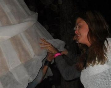 Vitto Saravia quiso ser una sorpresa y se quedó encerrada en una torta