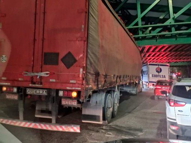 Un camión quedó atascado bajo un puente ferroviario en la aveninda Lugones