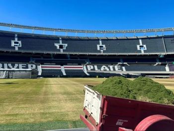 Así está el césped del Monumental tras el recital de AC/DC:  preocupación para el partido ante Belgrano