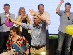 una cabala en la sede de cambiemos: asi bailo macri tras dar su mensaje una cabala en la sede de cambiemos: asi bailo macri tras dar su mensaje