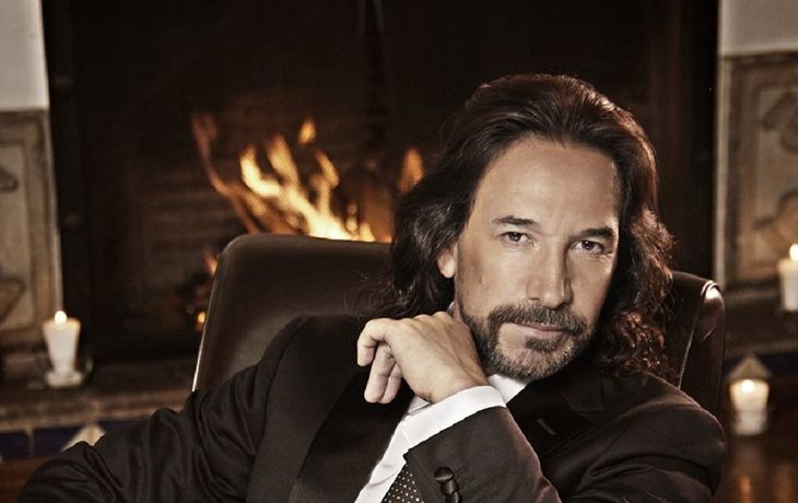El cantante, muy seductor para las fotos oficiales