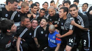 En 2013, Diego Maradona fue asesor espiritual de Deportivo Riestra. Ahora puede volver como jugador. En 2013, Diego Maradona fue asesor espiritual de Deportivo Riestra. Ahora puede volver como jugador.