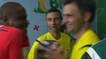 mira la insolita charla del arquero de nigeria y el arbitro mira la insolita charla del arquero de nigeria y el arbitro