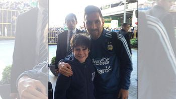 video: ¡por estas cosas messi es el mas grande! gran gesto con un nino uruguayo video: ¡por estas cosas messi es el mas grande! gran gesto con un nino uruguayo