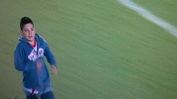 insolito: un nene interrumpio el partido de river y volvio loca a la seguridad privada insolito: un nene interrumpio el partido de river y volvio loca a la seguridad privada