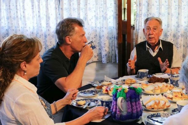 Mauricio Macri tomando el te de forma casual